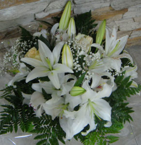 ramo de lilium y rosas blancas